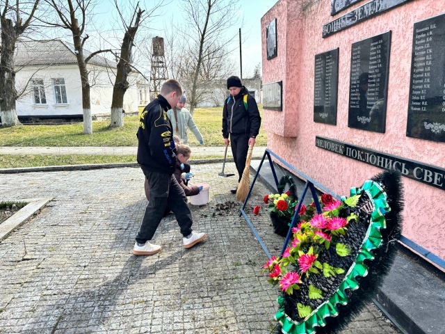Забота о памяти: ученики школы № 51 привели в порядок стелу