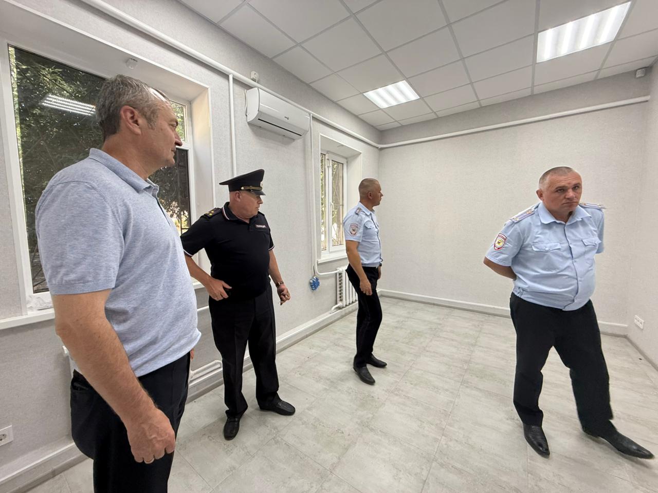Глава района оценил отремонтированные участковые пункты полиции