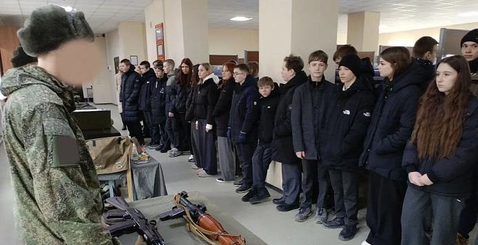 Продолжаются экскурсии славянских школьников в воинскую часть № 25356