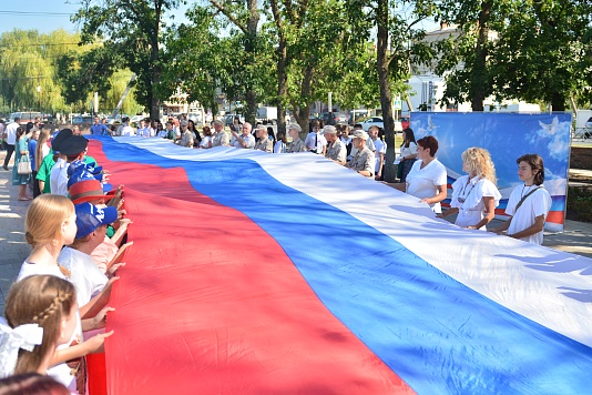 Славянск-на-Кубани отметил День флага России
