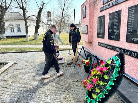 Забота о памяти: ученики школы № 51 привели в порядок стелу