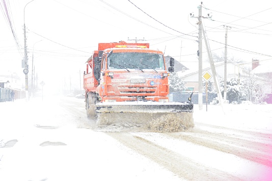 В связи с обильным снегопадом дорожные службы Славянска-на-Кубани работают в усиленном режиме