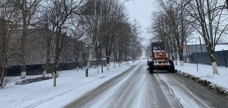 Снегоуборочная техника продолжает работу в населенных пунктах Славянского района