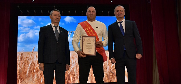 В городском Доме культуры чествовали тружеников агропромышленного комплекса Славянского района