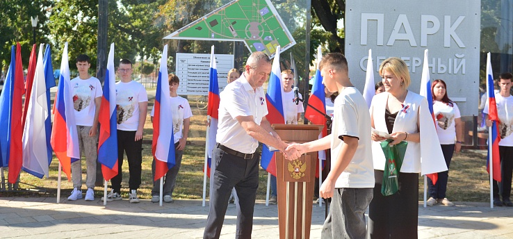 Юные славянцы получили первые паспорта в День флага России