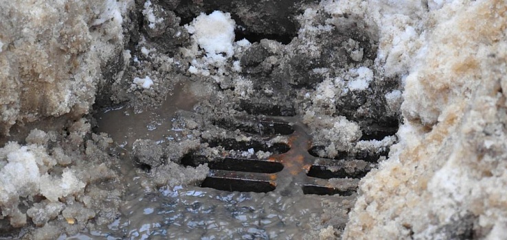 Уважаемые жители! В ближайшее время ожидается очень сильный дождь, поэтому не сбрасывайте снег в ливнёвку