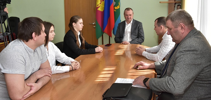 Глава района встретился со спортсменками по вольной борьбе