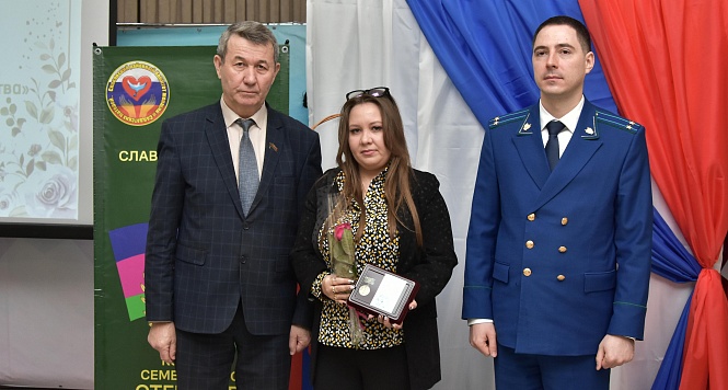 Торжественное вручение медалей супругам защитников Отечества