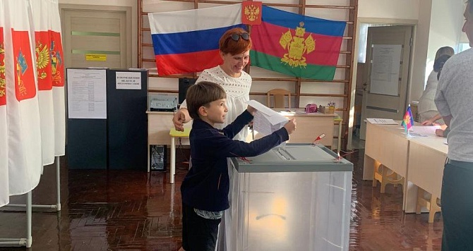 Голосование на избирательных участках идёт полным ходом!